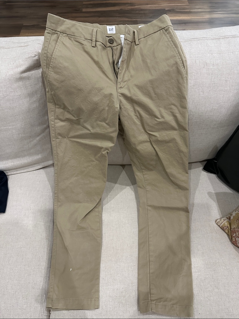 GAP Men's Chino Pants in Khaki/Tan